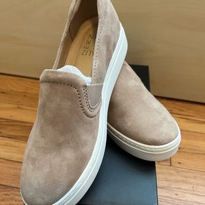 New in box- Naturalizer Carly Slip on Sneaker Oatmeal Suede Size 8M